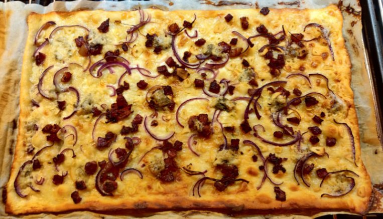 Flammkuchen met gorgonzola en spekjes